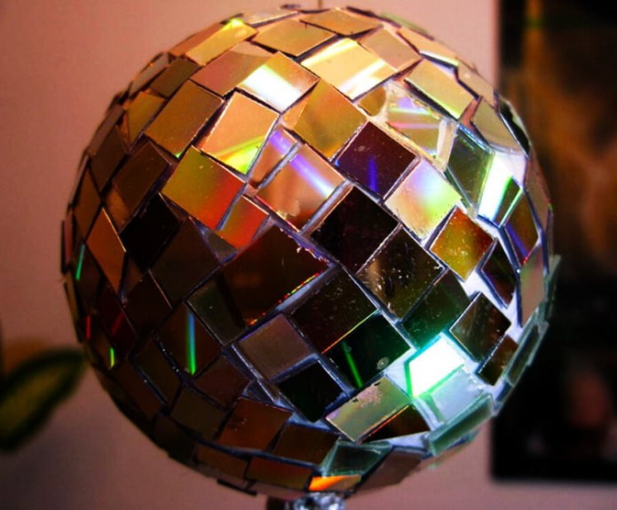 диско-шар из осколков компакт-дисков