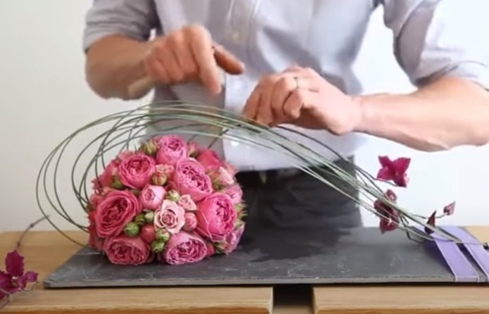 составление икебаны из розовых роз