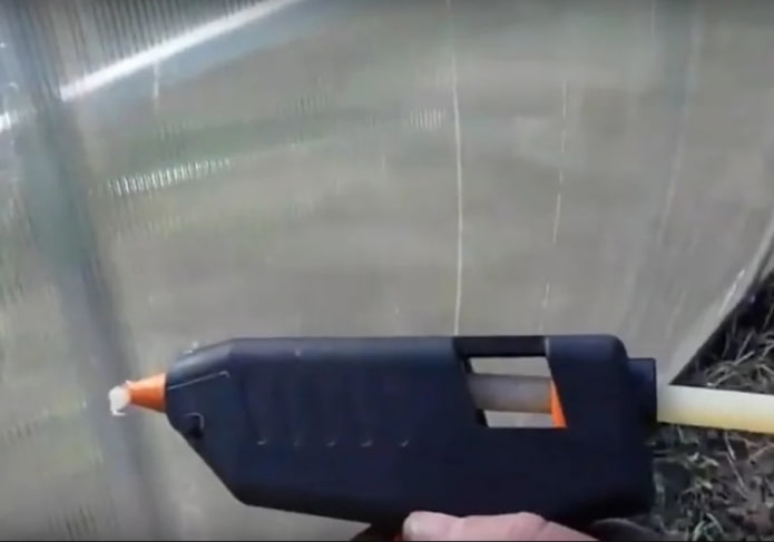заделывание дыры в поликарбонате клеевым пистолетом
