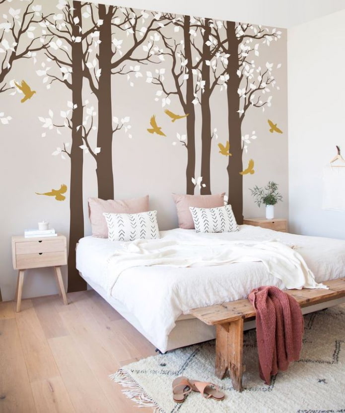 трафаретный рисунок дерева на стене в спальне