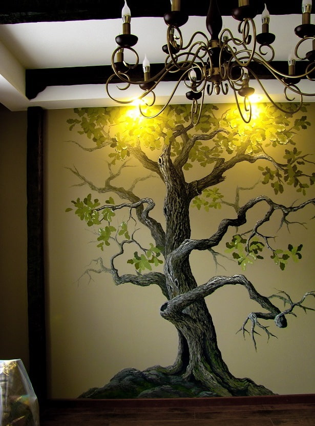 дерево акварелью на стене в гостиной