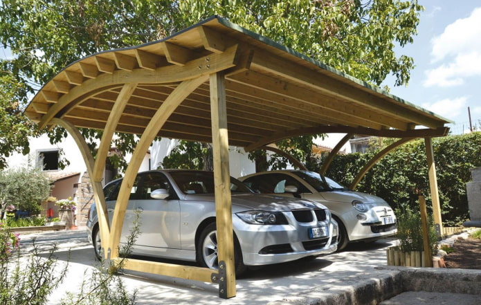 деревянный навес для авто с фигурной крышей