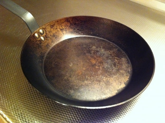 стальная сковорода с нагаром
