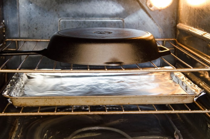 прокаливание чугунной сковороды в духовке