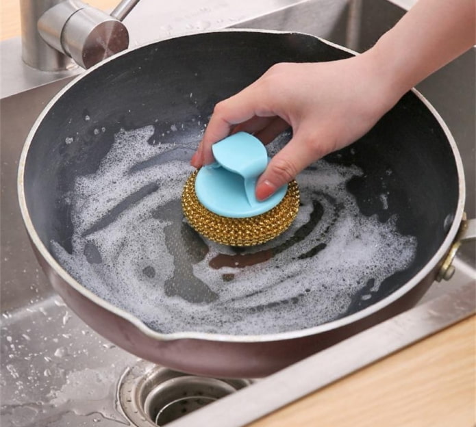 чистка сковороды жесткой мочалкой