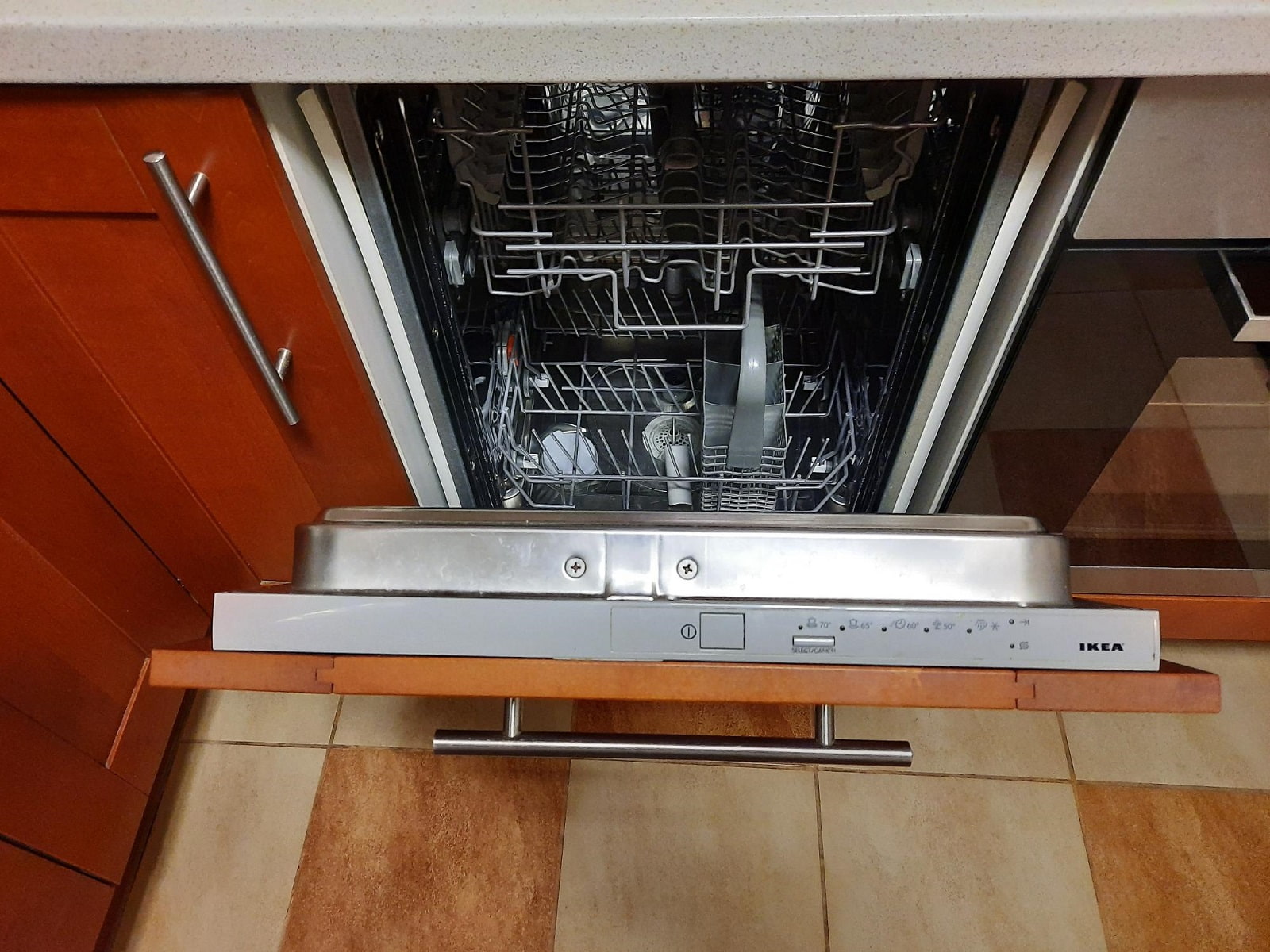Первый пуск посудомоечной машины. Посудомойка 45 в шкаф 60. Посудомойка 45 в проеме 60. Посудомойка с дисплеем. Зазор между столешницей и посудомоечной машиной.