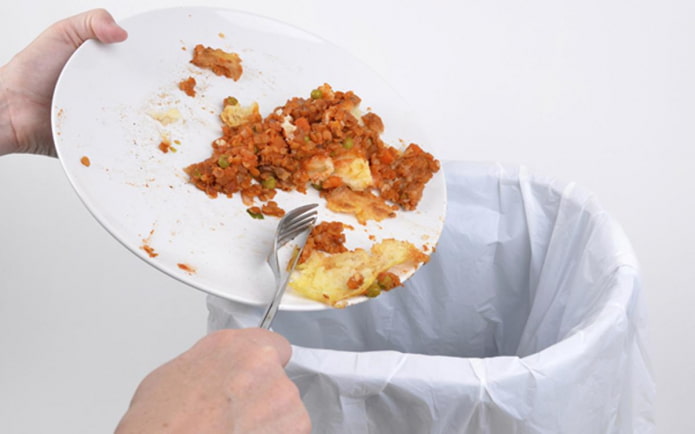 Очистка посуды от остатков пищи