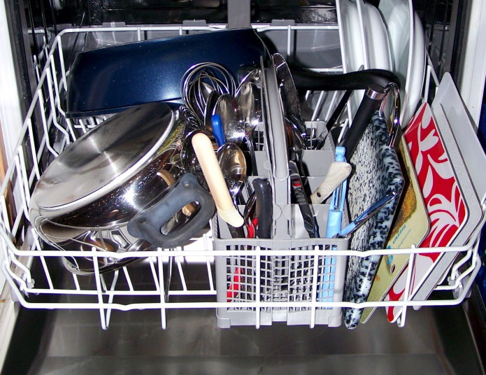 Загрузка нижнего ряда посудомойки