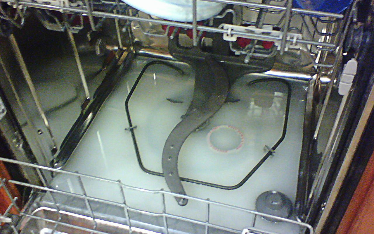 Почему не сливает посудомоечная машина. Посудомойка не сливает воду. Посудомоечная машина бош не сливает воду. Скапливается вода в посудомоечной машине. Грязные трубы посудомойки.