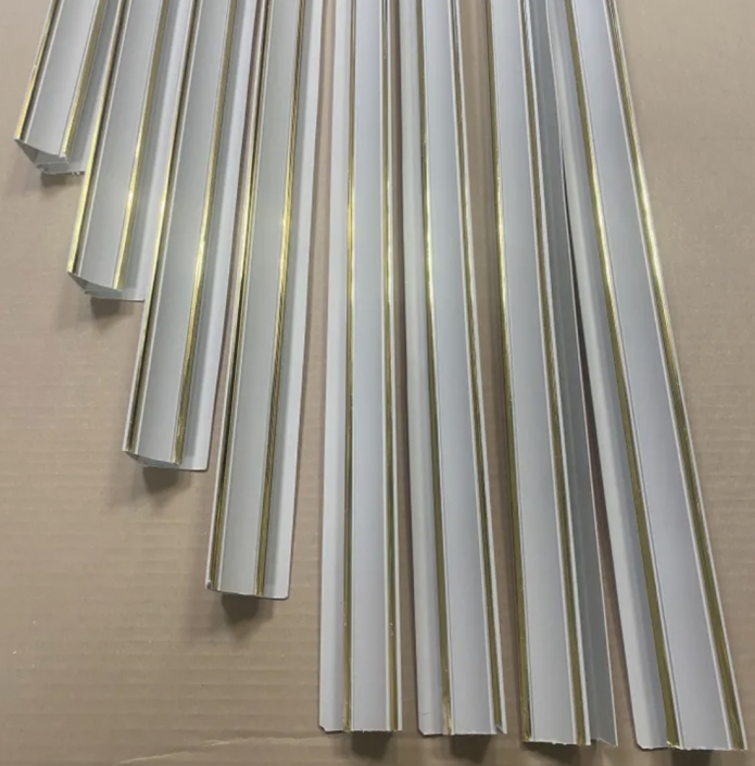 ПВХ плинтус на потолок