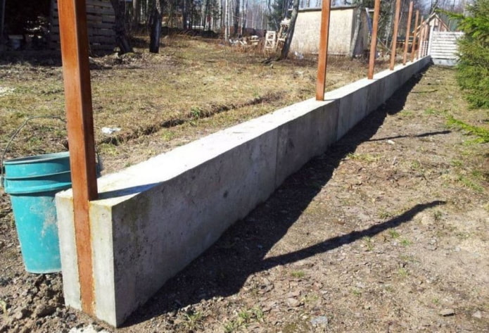 бетонный фундамент под забор