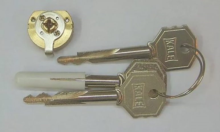 Ремонт замков key center. Личинка сувальдного замка. Личинка для замка крестообразный ключ. Цилиндровый механизм с крестообразным ключом.