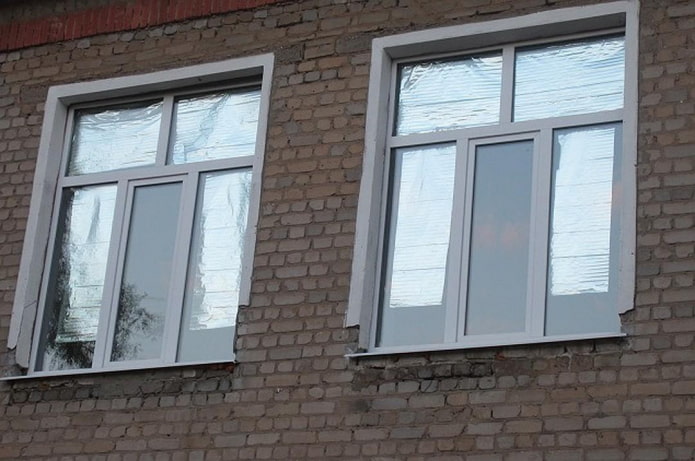 Фольга на окнах для защиты от солнца