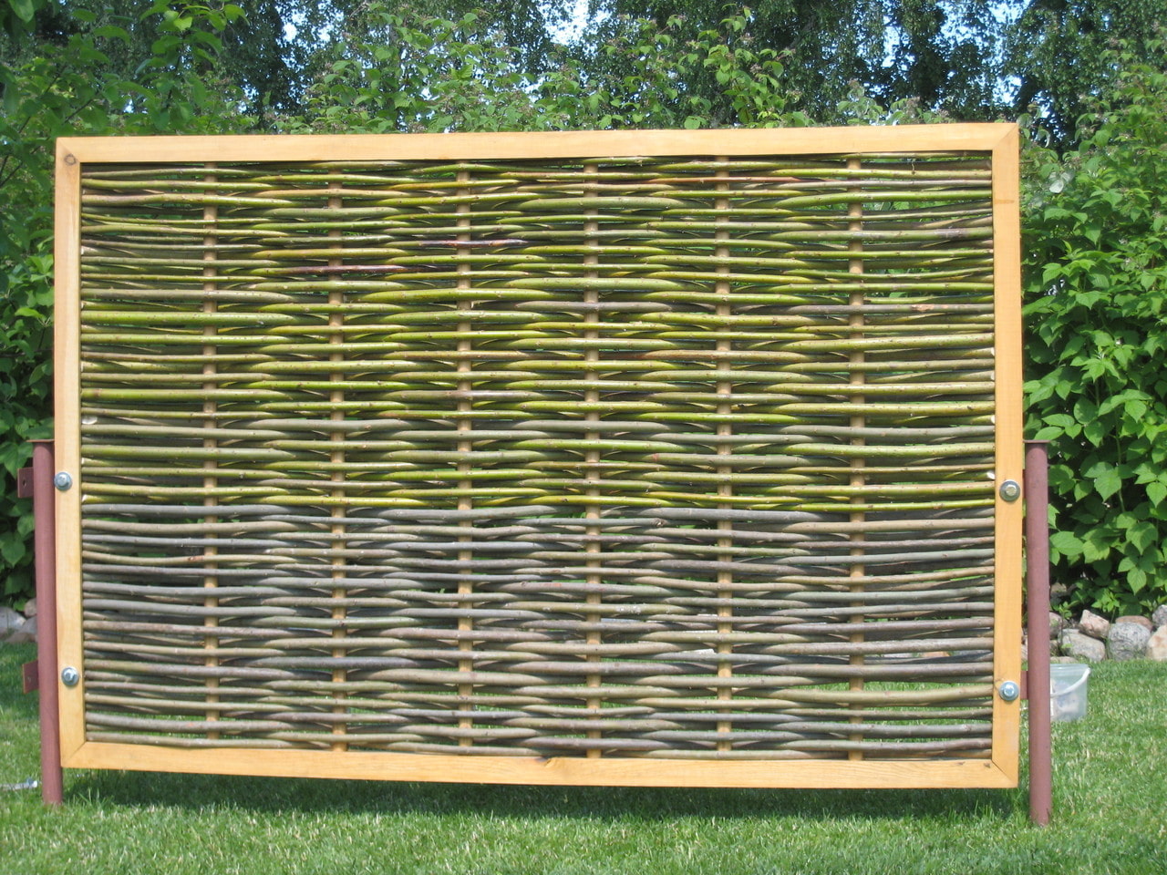 Плетеный забор из лозы для клумбы и огорода: 55 идей для своего участка