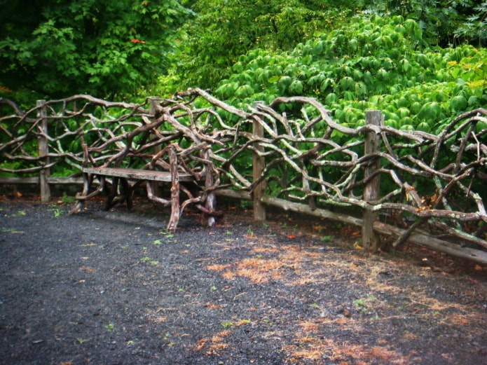 забор и скамейка из ветвей