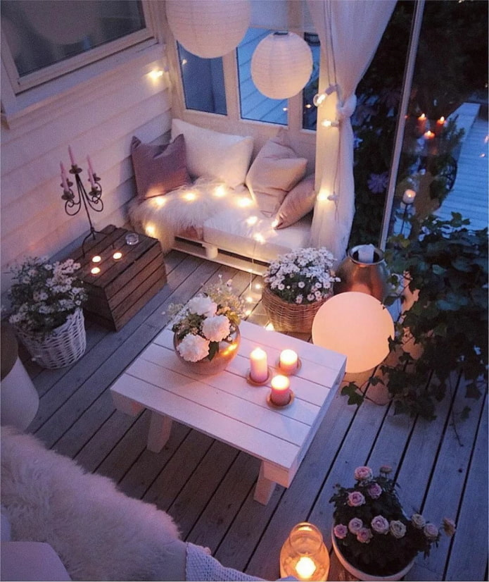 Гирлянды и свечи на балконе