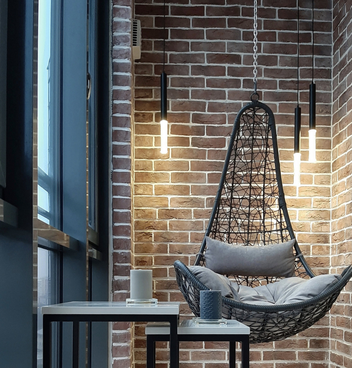 Подвесное кресло на балконе