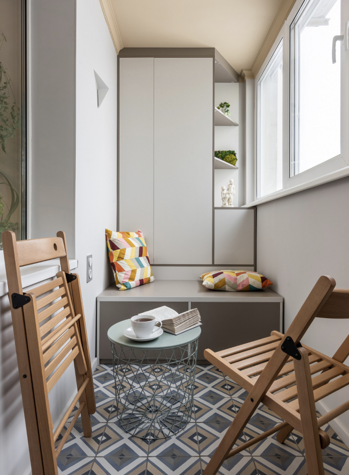 Ковер на полу балкона