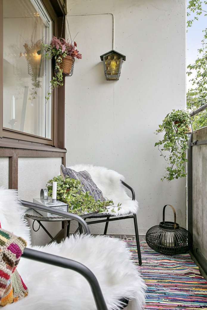 Ковер на полу балкона