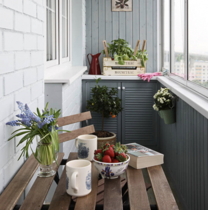 Стол и стулья на балкон