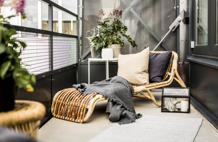 Шезлонг на балконе