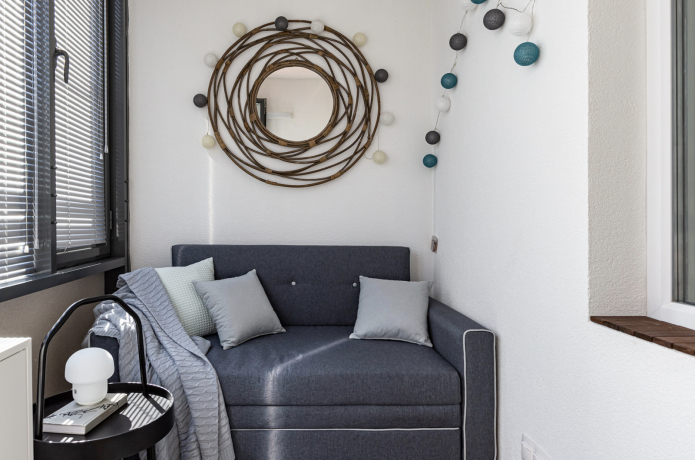 Гирлянды на балконе