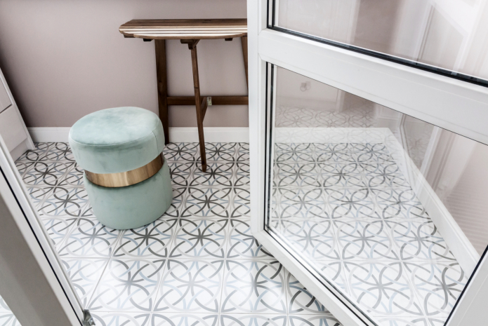 Пуфики на балконе