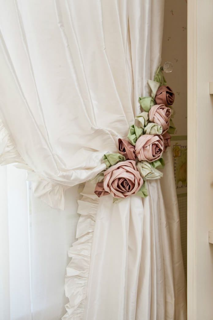 подвеска на шторах с розами