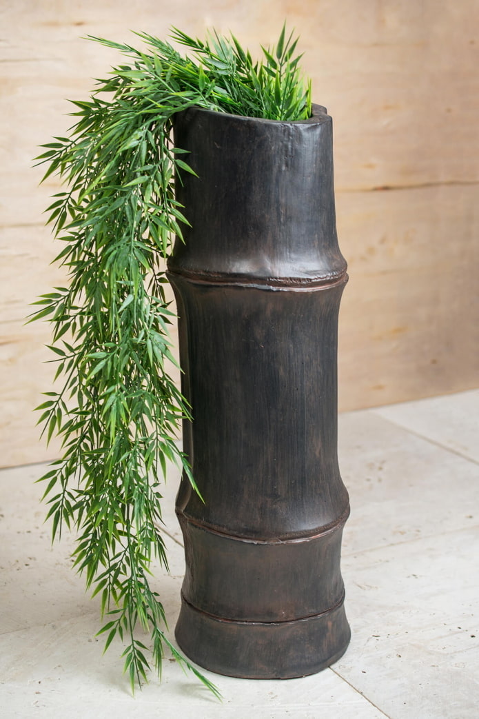 Стебли бамбука в вазе в интерьере