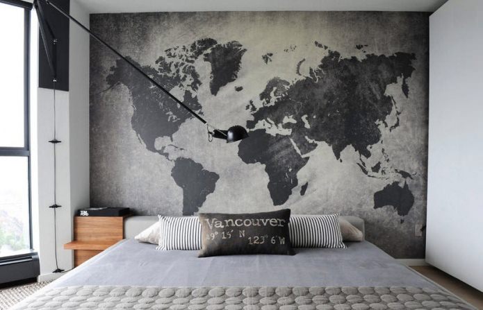 карта мира в изголовье кровати