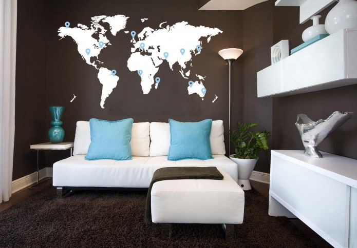 карту мира на стене в гостиной