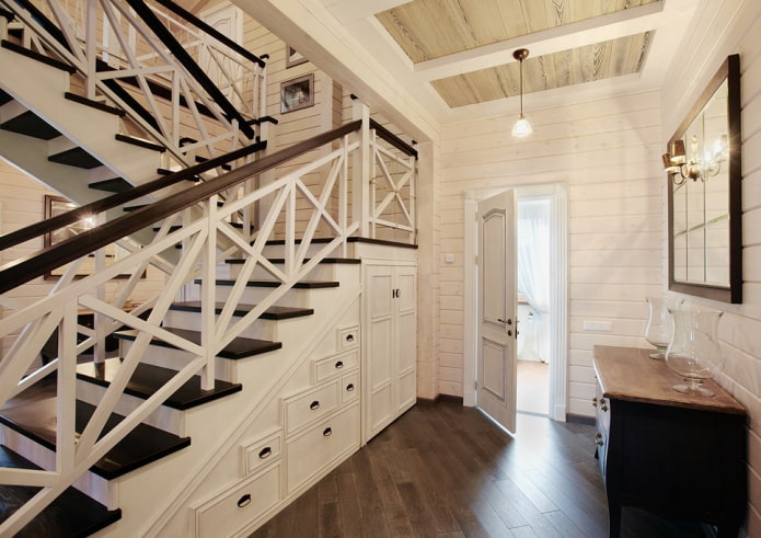 двухэтажный брусовый дом с маршевой деревянной лестницей