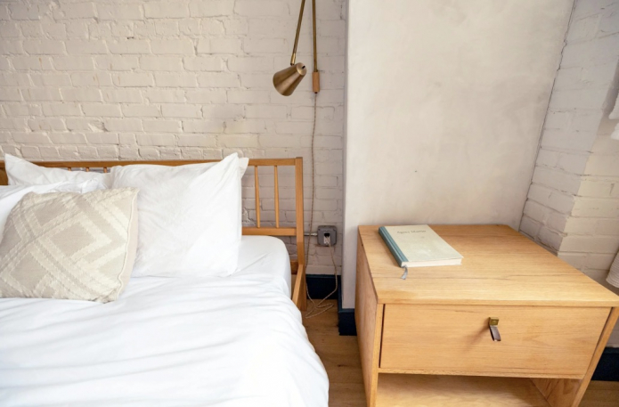 белый кирпич в спальне