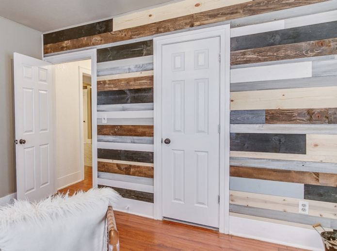 Дверь и плинтус - светлые, пол - темный