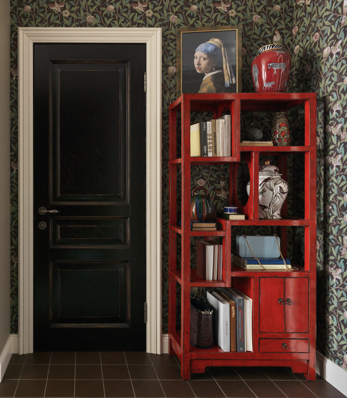 Дверь и пол - темные, плинтус светлый