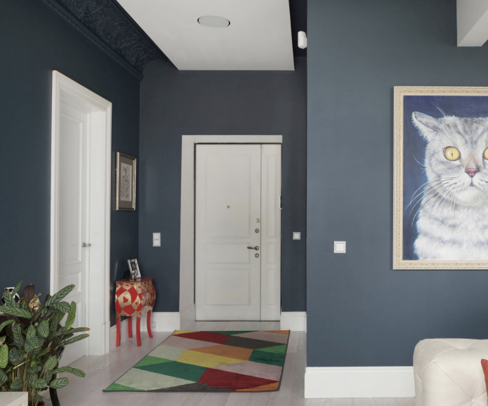 белый плитнус и белая дверь