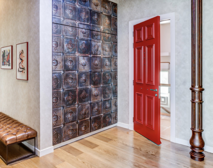 Плинтус светлый, пол темный, дверь яркая