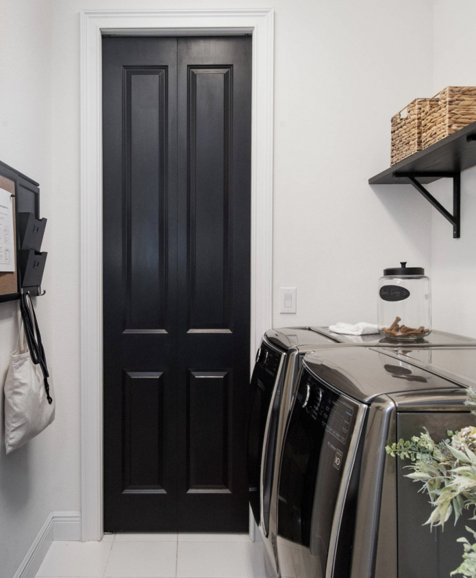 Плинтус и пол - светлые, дверь - темная