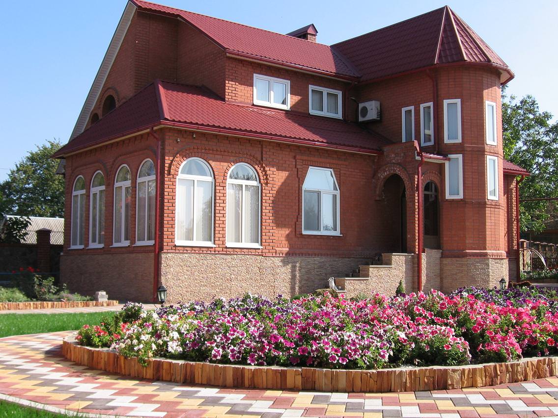 Фасады домов из кирпича двухэтажных красивые частных домов фото