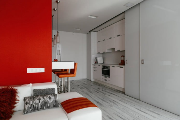 Барная стойка в интерьере кухни-гостиной в бело-красных тонах