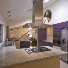 Фиолетовый гарнитур на кухне: дизайн, сочетания, выбор стиля, обоев и штор-13