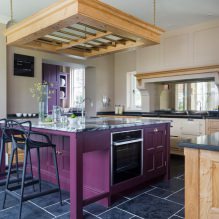 Фиолетовый гарнитур на кухне: дизайн, сочетания, выбор стиля, обоев и штор-11