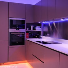 Фиолетовый гарнитур на кухне: дизайн, сочетания, выбор стиля, обоев и штор-17