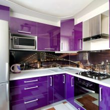 Фиолетовый гарнитур на кухне: дизайн, сочетания, выбор стиля, обоев и штор-9