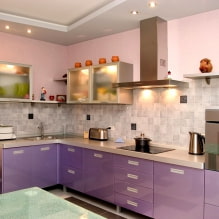 Фиолетовый гарнитур на кухне: дизайн, сочетания, выбор стиля, обоев и штор-16