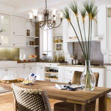 Белая кухня с деревянной столешницей: 60 современных фото и вариантов дизайна-18