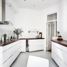 Белая кухня с деревянной столешницей: 60 современных фото и вариантов дизайна-21
