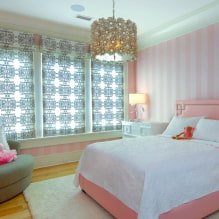 Дизайн комнаты с розовыми обоями