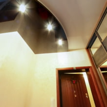 Натяжной потолок в коридоре и прихожей: виды конструкций, фактуры, форм, освещение, цвет, дизайн-1