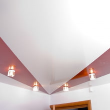 Двухцветные натяжные потолки: виды, сочетания, дизайн, формы спаек двух цветов, фото в интерьере-1